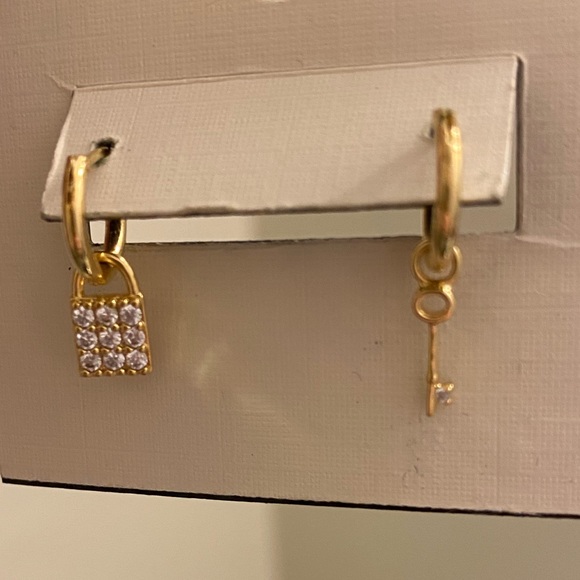 Lock and key gold hoops - Picture 5 of 7